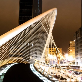 Ponte Zubizuri com a torre Isozaki ao fundo