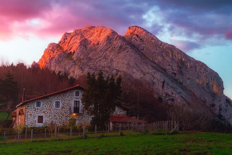 Tradycyjna zabudowa zagrodowa o zmierzchu w Urkiola, Vizcaya