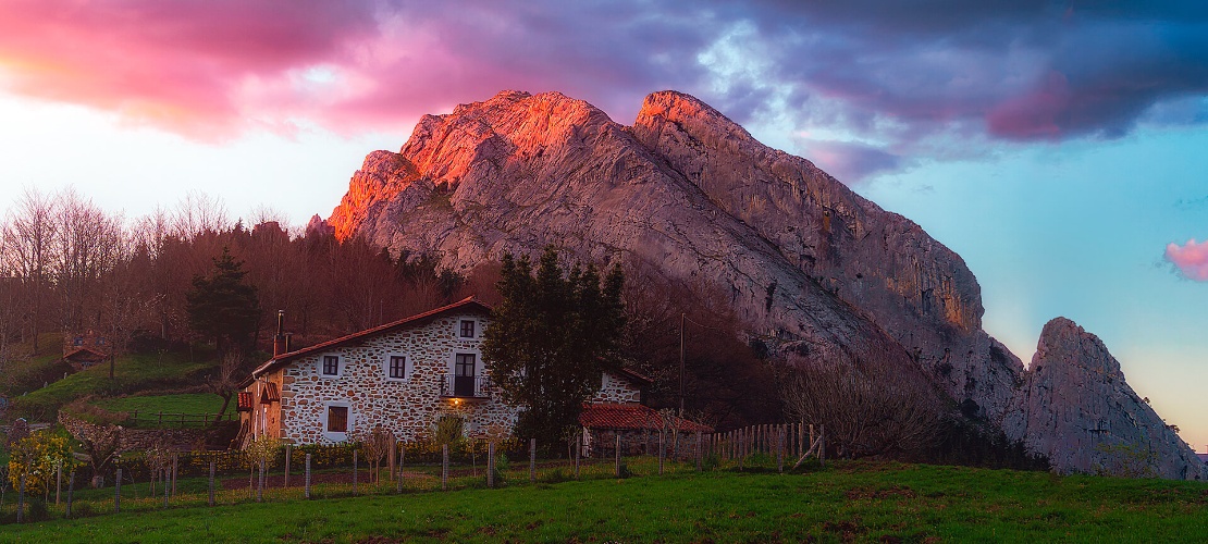 Traditionelles Landhaus bei Sonnenuntergang, Urkiola (Biskaya)