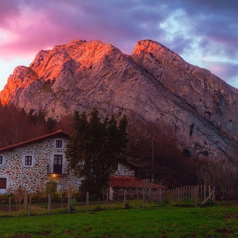 Tradycyjna zabudowa zagrodowa o zmierzchu w Urkiola, Vizcaya