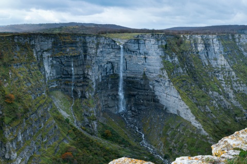 Vedute del Salto del Fiume Nervión, nel Monumento Naturale del Monte Santiago, Álava, Paesi Baschi