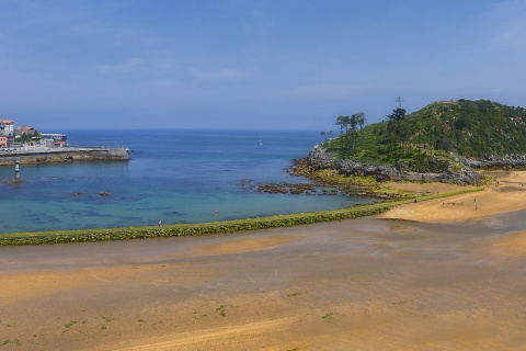 Vista panorâmica de Lekeitio e da ilha de San Nicolás, em Bizkaia (País Basco)