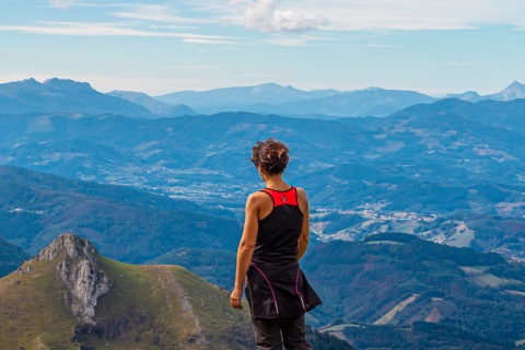 Turista sul monte Txindoki nella Sierra Aralar a Guipúzcoa, Paesi Baschi