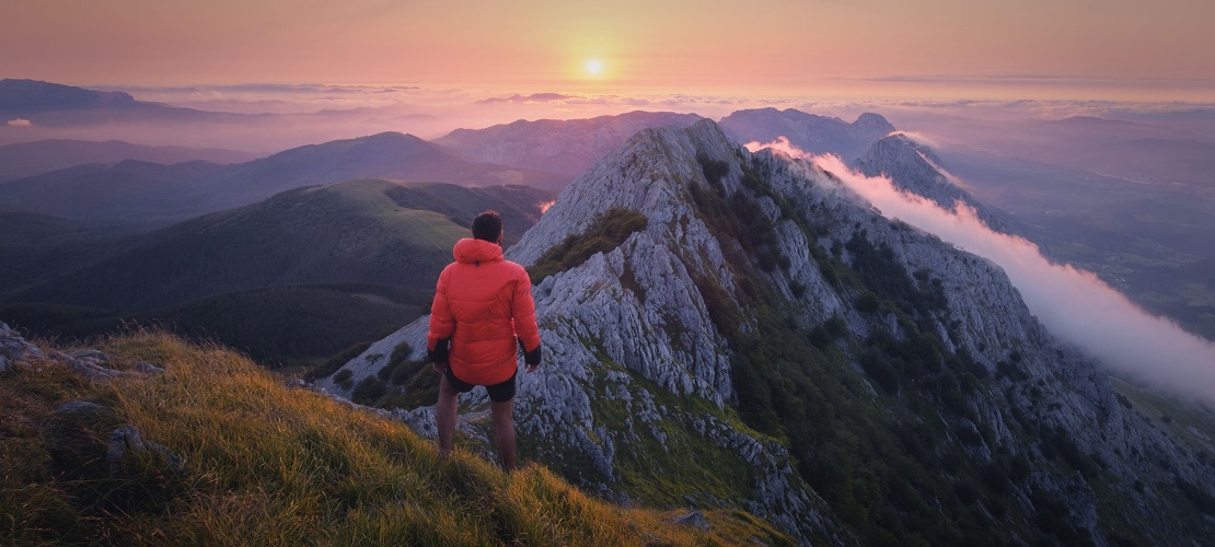 Praticante de trekking no monte Anboto do Parque Natural Urkiola, no País Basco