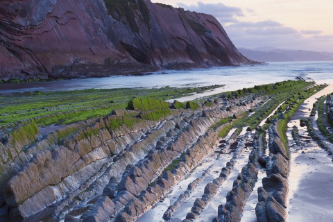 Vista del flysch de Zumaia (Gipuzkoa, País Vasco) en la playa de Itzurun