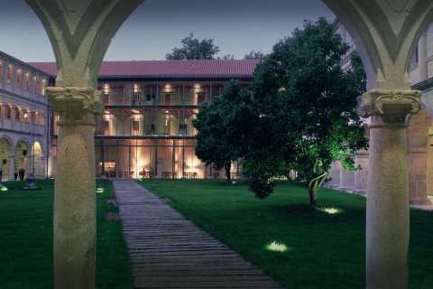 Blick auf den Garten im Innenhof des Parador de Santo Estevo