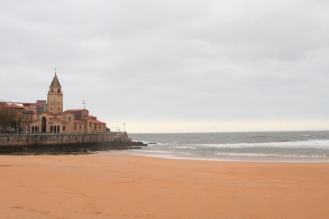 Plage de San Lorenzo dans la province de Gijón, Asturies