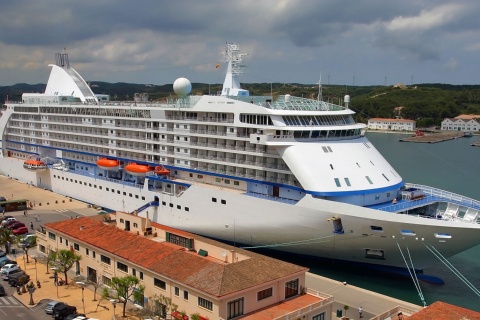 Kreuzfahrtschiff im Hafen von Maó