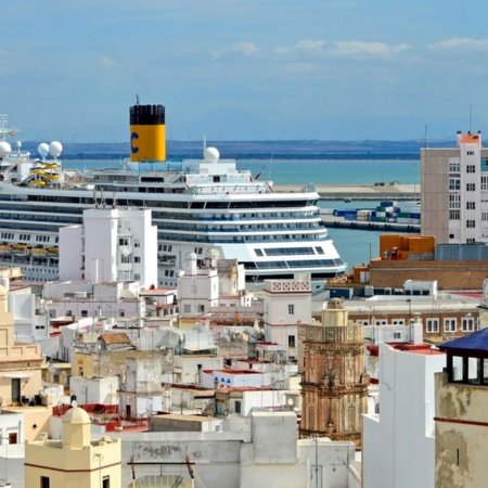 Kreuzfahrtschiff in Cádiz