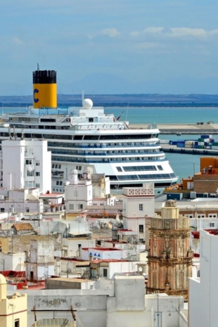 Kreuzfahrtschiff in Cádiz