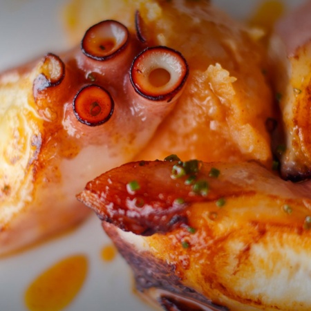 Pulpo con cachelos y aceite de pimentón