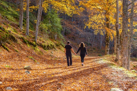 Pareja paseando por el Parque Natural de la Sierra de Cebollera, La Rioja