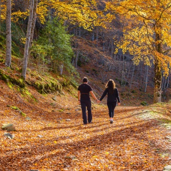 Casal passeando pelo Parque Natural da Sierra de Cebollera, em La Rioja