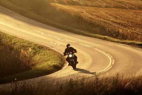 Motociclista dirigindo em uma estrada