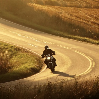 Motociclista dirigindo em uma estrada