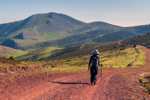 Praticante de trekking caminhando em Sierra Cebollera num dia ensolarado em La Rioja