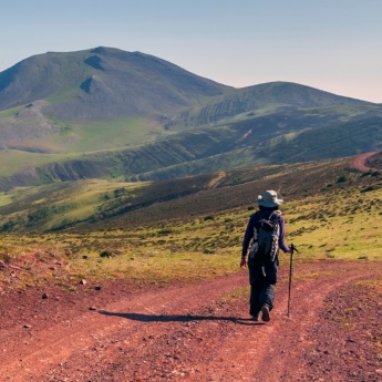 Un randonneur marche dans la sierra Cebollera un jour ensoleillé, La Rioja