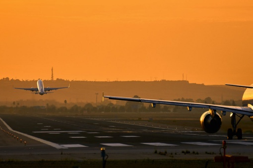 Un avion décolle de l