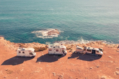  Caravanas asomándose al mar en Torrevieja, Alicante