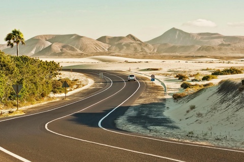 Straße durch die Dünen von Corralejo. Fuerteventura. Kanarische Inseln