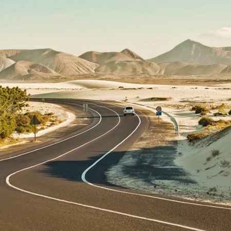 Straße durch die Dünen von Corralejo. Fuerteventura. Kanarische Inseln