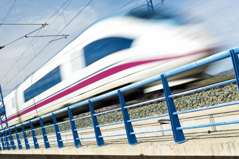 Tren AVE Madrid-Barcelona a su paso por el viaducto Arandiga. Zaragoza