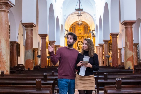 Touristen besichtigen die Kirche Asunción y Ángeles in Cabra, Córdoba, Andalusien