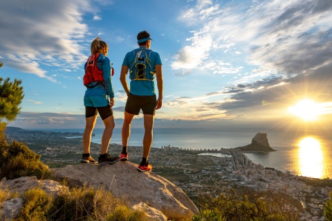 Un couple admire une vue aérienne de Calpe à Alicante, région de Valence