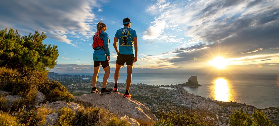 Casal contemplando uma vista aérea de Calpe, em Alicante (Comunidade Valenciana)