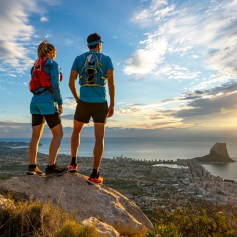 Ein Paar genießt einen Ausblick auf Calpe in Alicante, Valencia.