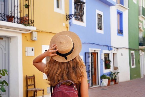 Turista visitando Villajoyosa, em Alicante