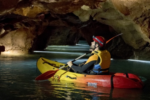 Turysta uprawiający kajakarstwo jaskiniowe w Coves de Sant Josep w La Vall d