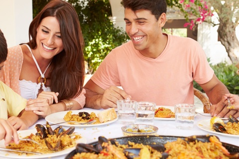 Touristen essen eine Paella in Valencia, Comunidad Valenciana