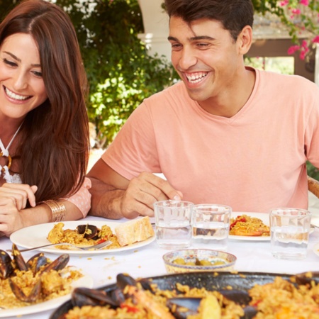 Touristen essen eine Paella in Valencia, Comunidad Valenciana