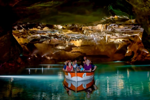 Turistas contemplando las Grutas de San José de La Vall D’Uixó en Castellón, Comunidad Valenciana