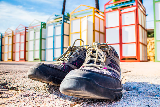 Botas de senderismo en la playa