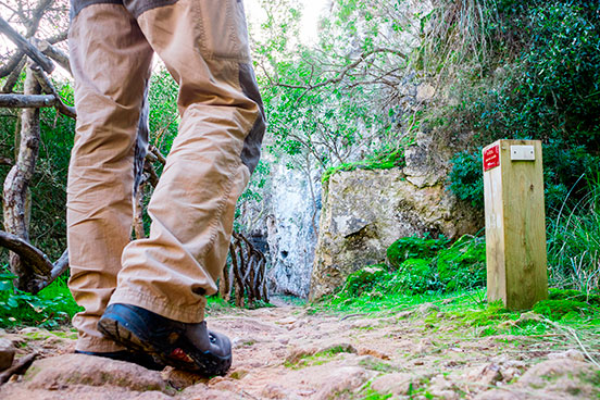 Senderista en el Camí de Cavalls, Menorca