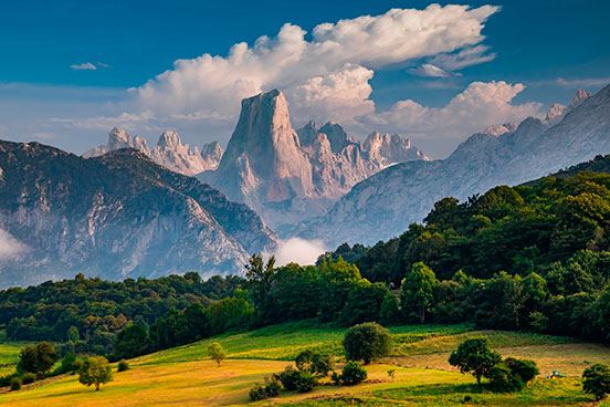 Vista do Naranjo de Bulnes, nos Picos de Europa, Astúrias