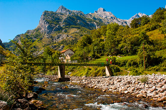 Rzeka Cares przepływająca przez Posada de Valdeón. Picos de Europa, Asturia