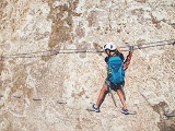 Turista su via ferrata