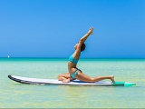 Yoga su una tavola da paddle surf