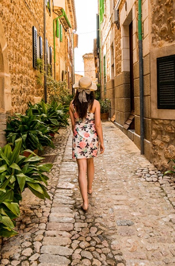 Turista a Fornalutx, Maiorca, Isole Baleari
