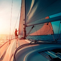 Segelschiff im Sonnenuntergang