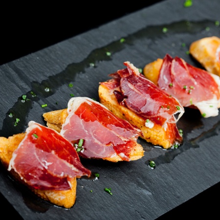 Montaditos de jamón (presunto cru)