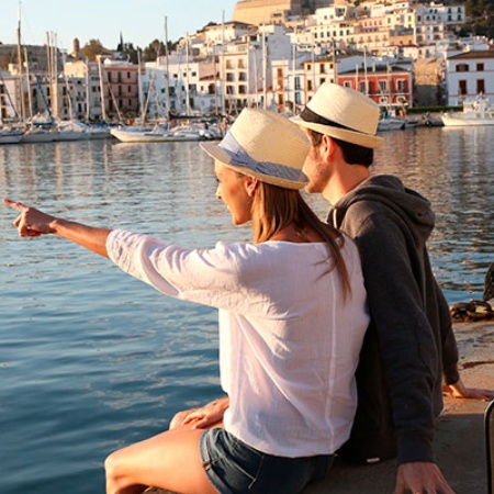 Couple dans le port d’Ibiza