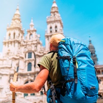 Pellegrino di fronte alla Cattedrale di Santiago di Compostela