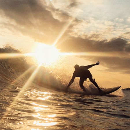 Osoba uprawiająca surfing