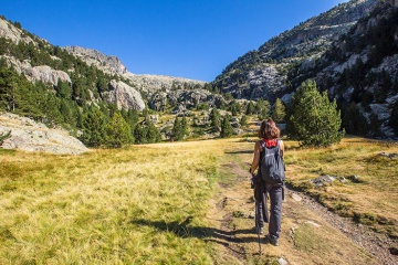 Senderista atravesando Panticosa en Huesca, Aragón