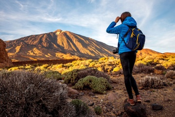  Senderista en frente del Teide en la Isla de Tenerife, Islas Canarias