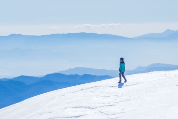 Osoba uprawiająca trekking podziwia ośnieżone szczyty górskie w Gironie, Katalonia